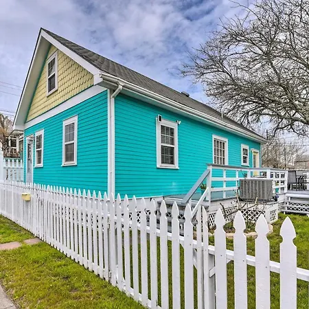 Galveston 'Blue Bungalow' - Walk To Beach!